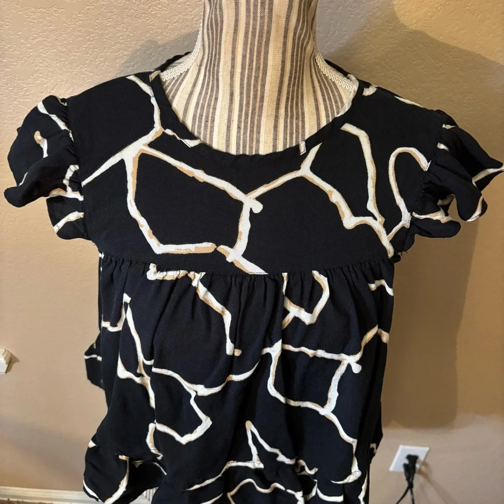Who What Wear Top XS Black White Gold Abstract Short Sleeved Ruffle Blouse Rayon